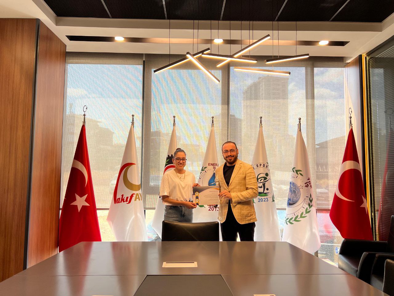 photo_6021596694078146540_y