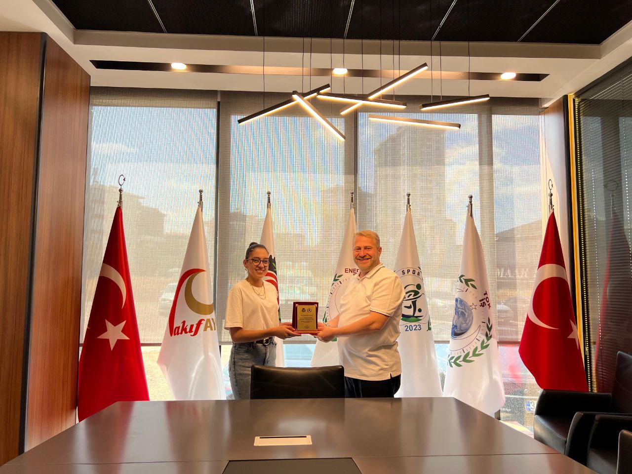 photo_6021596694078146541_y